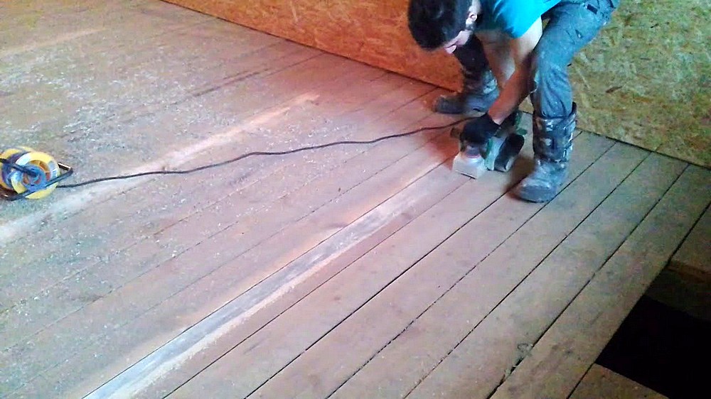 Как выровнять деревянный пол, не срывая доски