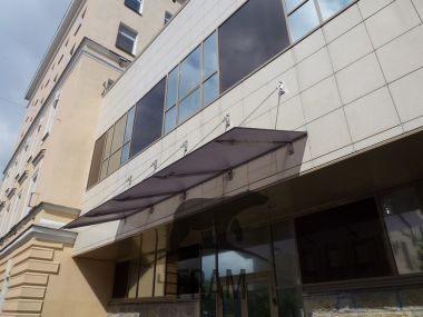 Стеклянные козырьки: защита входа и архитектурная выразительность